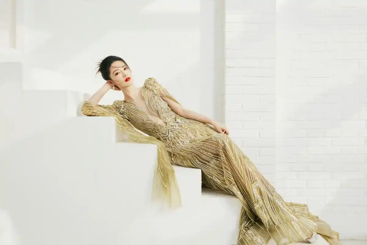 pcstar#  李沁身着ziad nakad 2023秋冬定制系列鎏金深v礼服亮相红