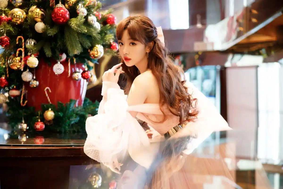 the9_孔雪儿 最新活动大片释出,粉红抹胸花朵长裙,搭配深棕色长卷发