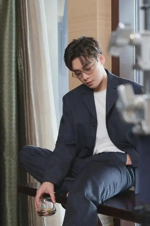 李易峰窗边侧颜大片