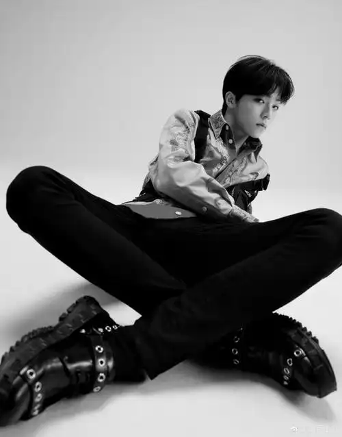 摄影师分享陈立农《ok!精彩》黑白版大片 复古低调又精致的小王子