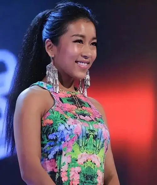 刘欢与妻子举办聚会,吉克隽逸打扮火辣,被抨击"穿着不分场合"