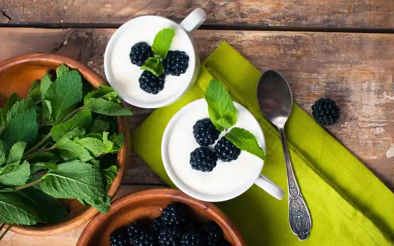 壁纸 两杯牛奶,蓝莓,甜点,叶