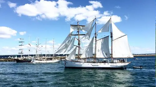 海上帆船帅气风景高清桌面壁纸