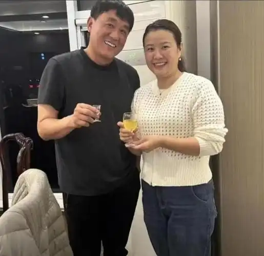 何冰结婚几十年!妻子李海洋低调神秘,令人羡慕!