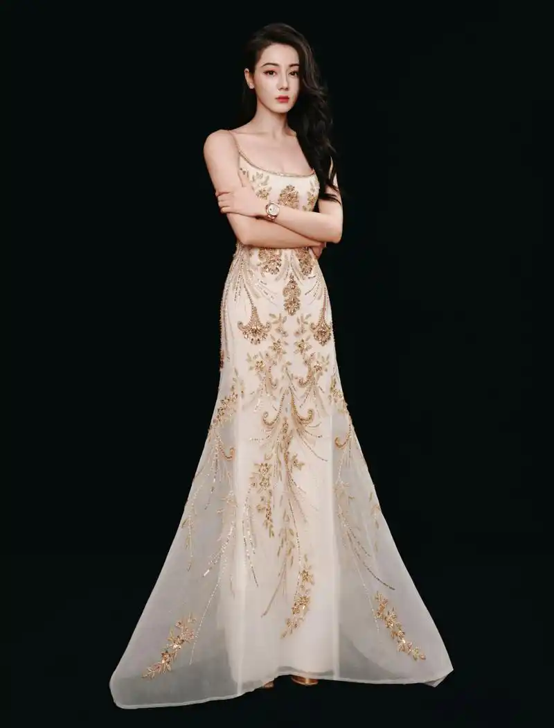 迪丽热巴吊带裙,红唇93性感迷人[温暖][温暖]