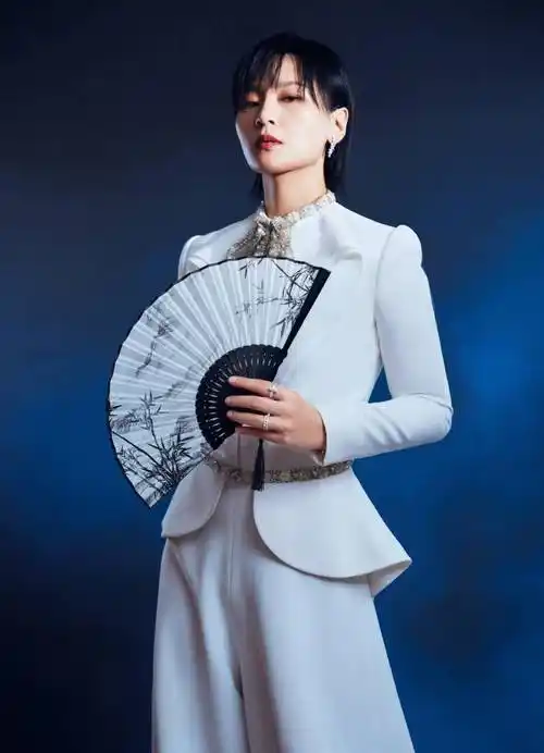 手拿折扇帅气又美飒_长沙_周笔畅_写真