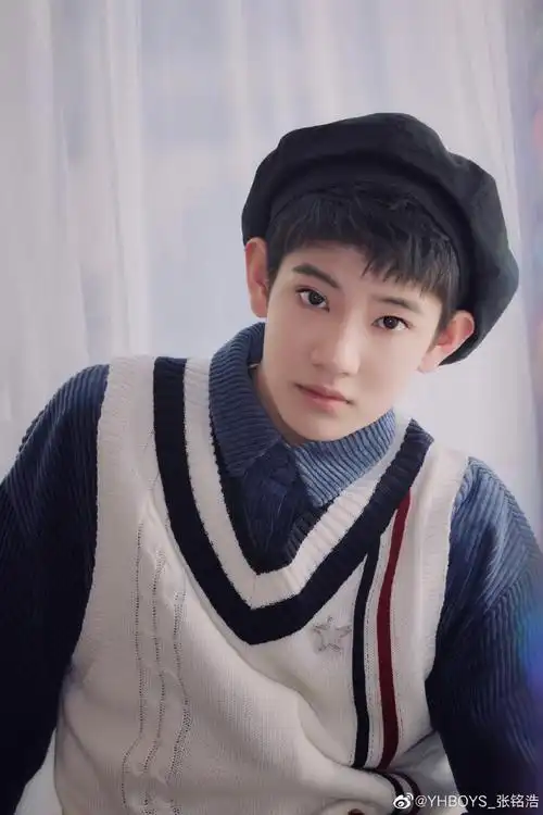 张铭浩几几年的年龄多大了,他和女朋友曲芷含吻照有吗?