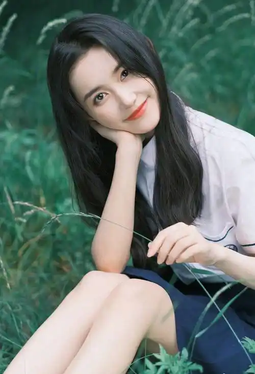 蒋依依学生装长发飘飘青春活力写真_笑容_照片_短裤