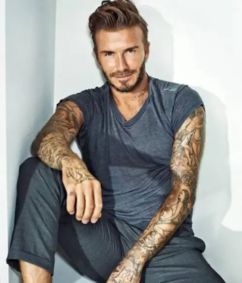 贝克汉姆的大背头随性,更自然,略带蓬松,往后上梳,发向向右,用手随性