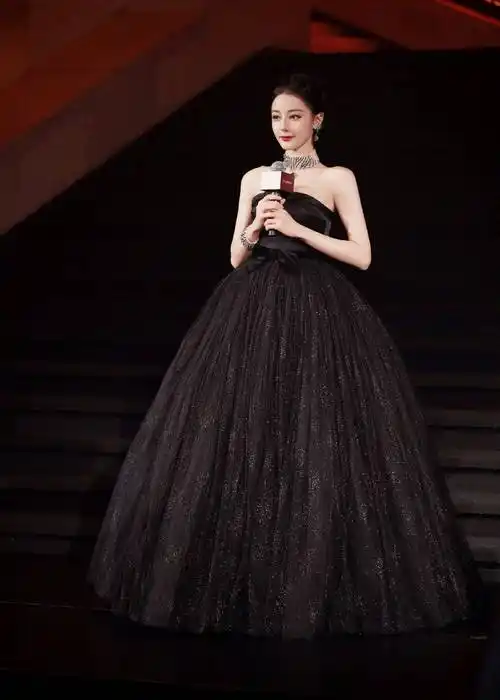 迪丽热巴身着黑色纱裙,宛如黑精灵般优雅婀娜.