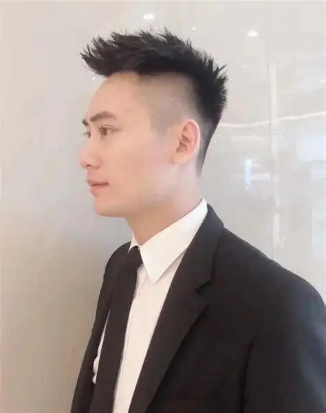 2019两侧剃光中间留长的发型图片_两边剃光发型_帅哥发型网