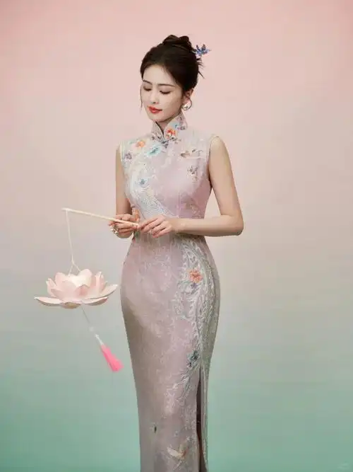 白鹿的旗袍造型展现了东方女性的温婉气质柔美的大家闺秀风