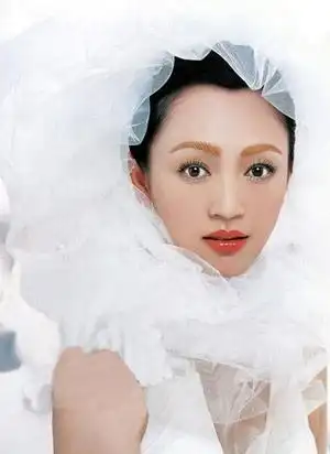 罗海琼演绎新娘复古红唇