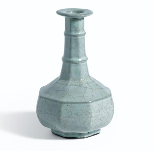 赵宋官窑上品,见于拍卖者屈指可数.此瓷器曾于1975年现身伦敦苏富比.