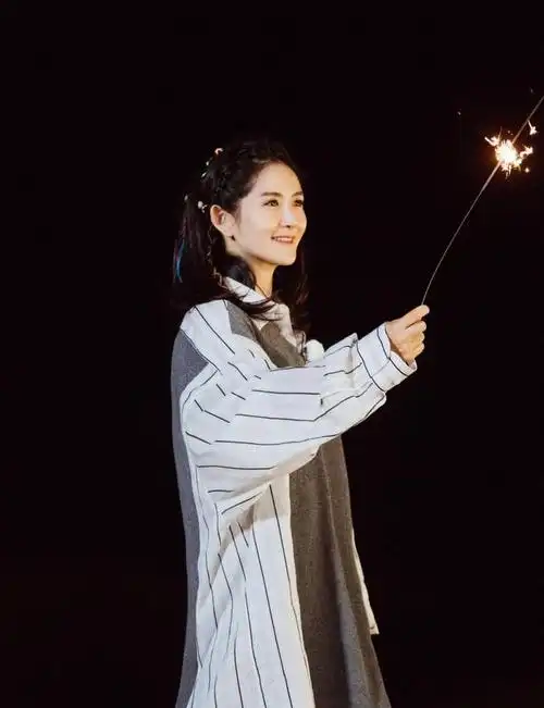 潘玮柏和大张伟最近都发了一条奇怪的动态,各种花式夸奖谢娜.