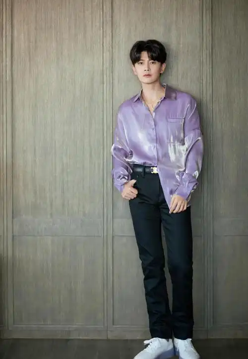 任嘉伦陪"小橘子"坐旋转木马好帅,为他的安全意识点赞