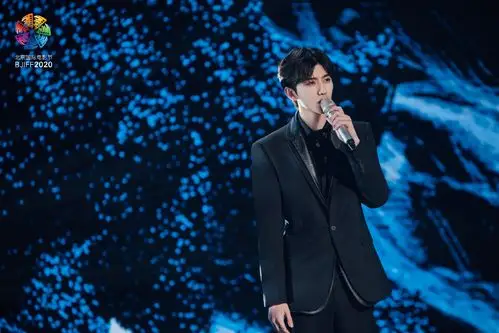 帅气舞台照图片,分享一组蔡徐坤图片给大家,图中的明星图片壁纸会点缀