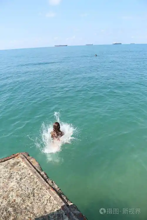 女孩在海水中游泳