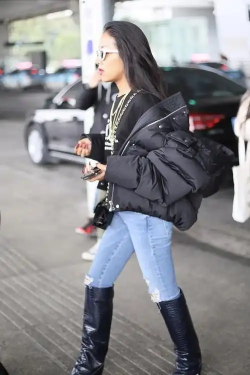 吉克隽逸一身保暖装现身春晚彩排,穿紧身牛仔裤配长筒靴,真好看