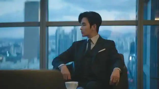 《眼泪女王》首曝金秀贤剧照 财阀女婿名品正装范_金希元_迫降_爱的