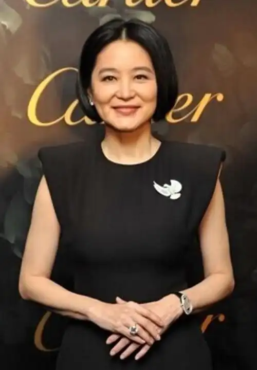 林青霞真不得了!波波头搭配黑色连衣裙,和继女站在一起竟似姐妹