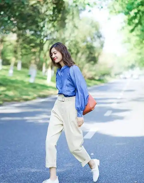 看了这么多流行色,我还是最喜欢"蓝色",优雅又显白_衬衫_凉鞋_氛围