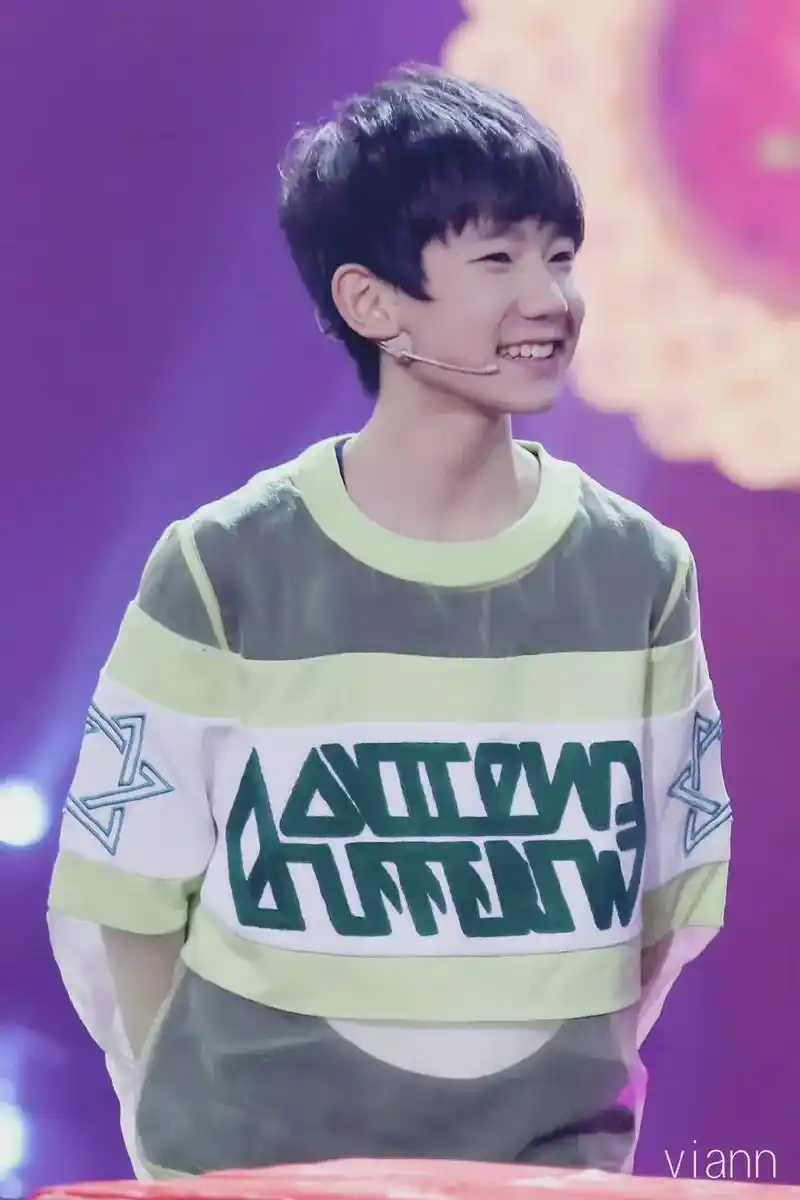 王源 陪伴源哥八年了,那个时候他才13岁,我12岁,现在他 - 抖音