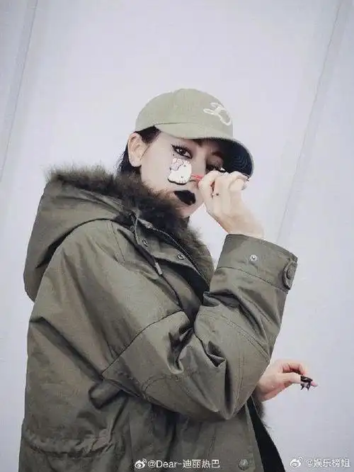 迪丽热巴侧拍三宫格,狠狠帅我一脸,喊一句老公姐不过分吧|迪丽热巴