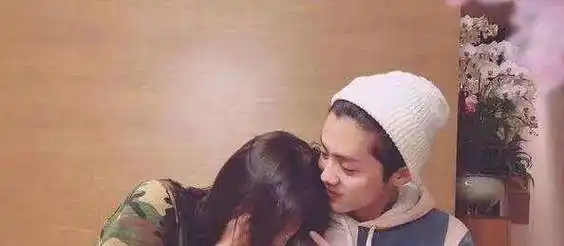 在网路世界中,关晓彤因为高调晒成绩称学霸和宣布恋情而备受关注.