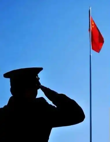 退伍不退军人本色:一个军礼,献给祖国的是一颗赤诚的心.一身军 - 抖音