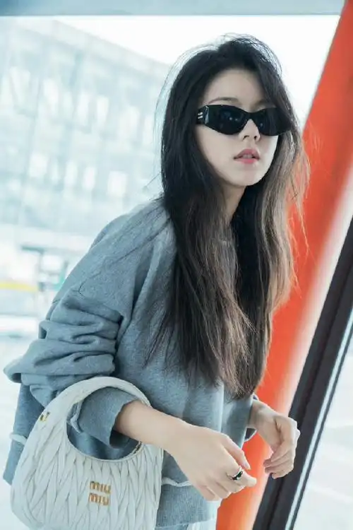 赵今麦出发巴黎时装周