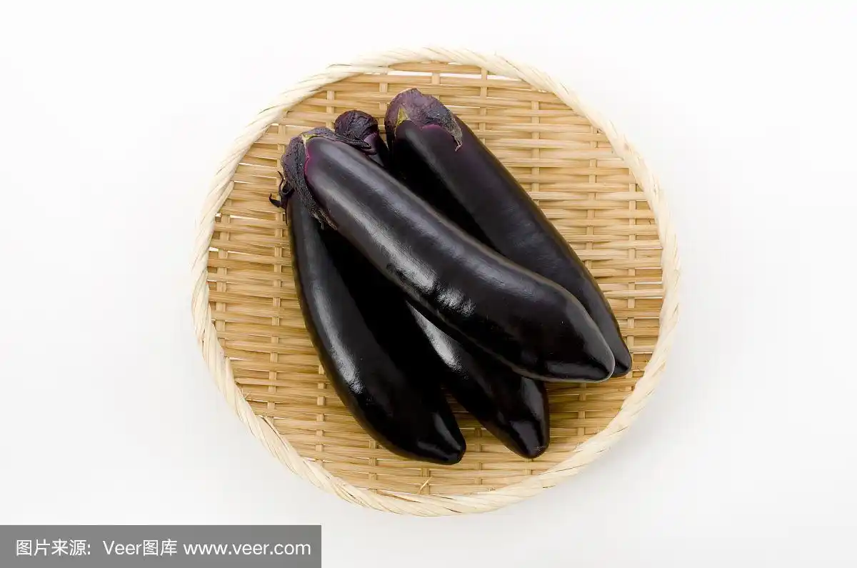 白底竹筛上生黑茄子