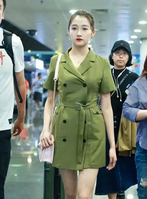 双排扣的军绿色风衣搭配小皮靴,关晓彤的风光步伐,让人心动_魅力_气质