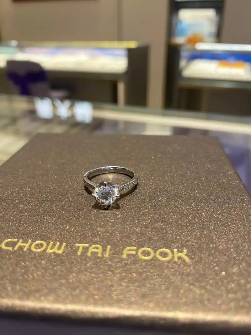 周大福一克拉钻戒总是让人情不自禁爱不释手