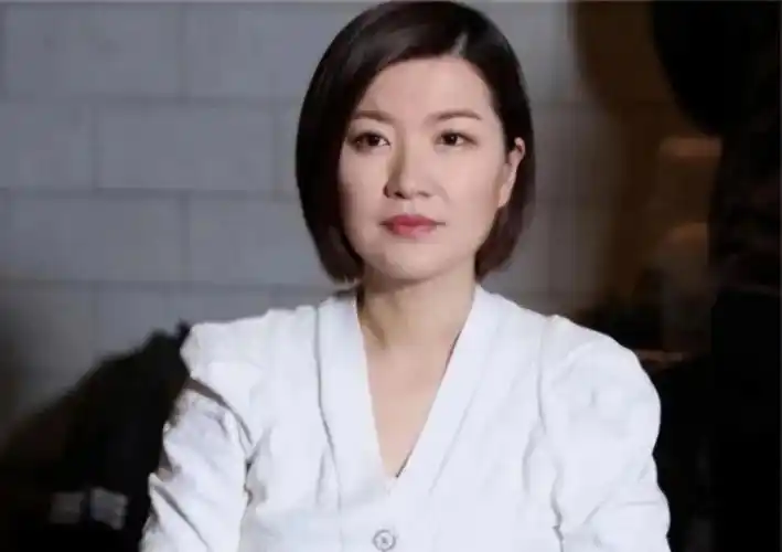 东方卫视美女主持陈蓉,因丑闻被迫转幕后,恐无望回归前台主持