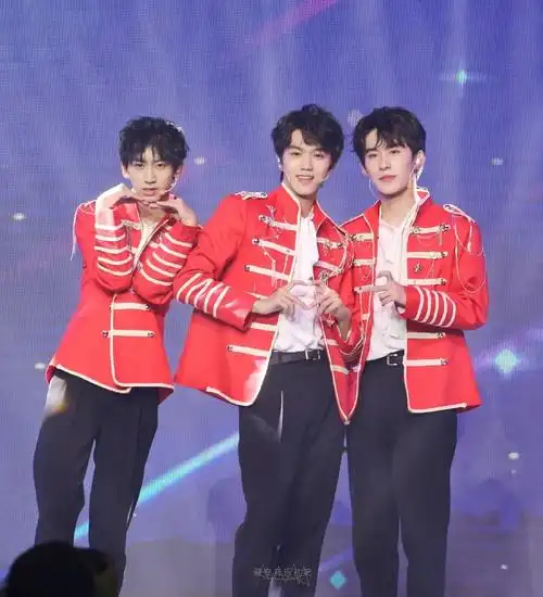 收集三小只的合照!