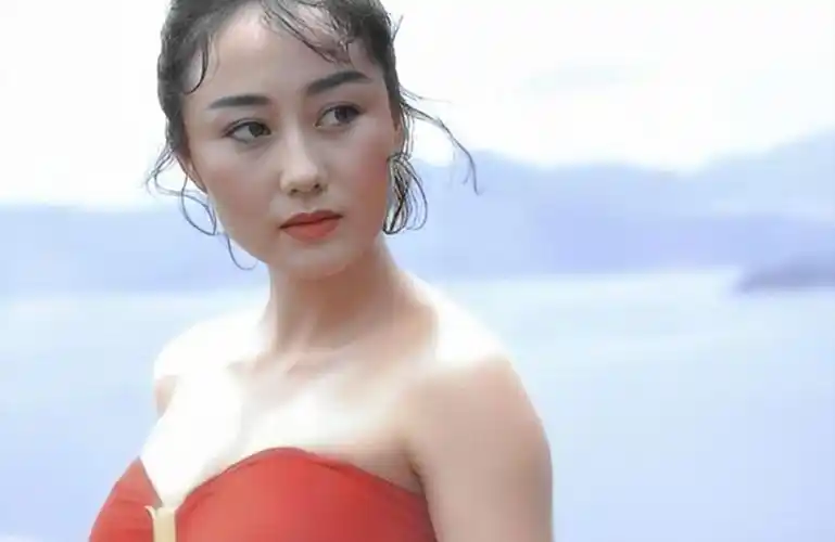 何猷邦竟由何超琼看管,到底是谁的孩子?如今又扯出利智,太乱! - 尚之