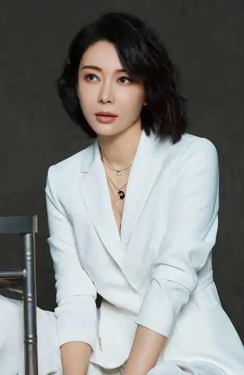 原创陈数穿1万4的亮钻高跟鞋出镜配白色v领西装美得优雅大气