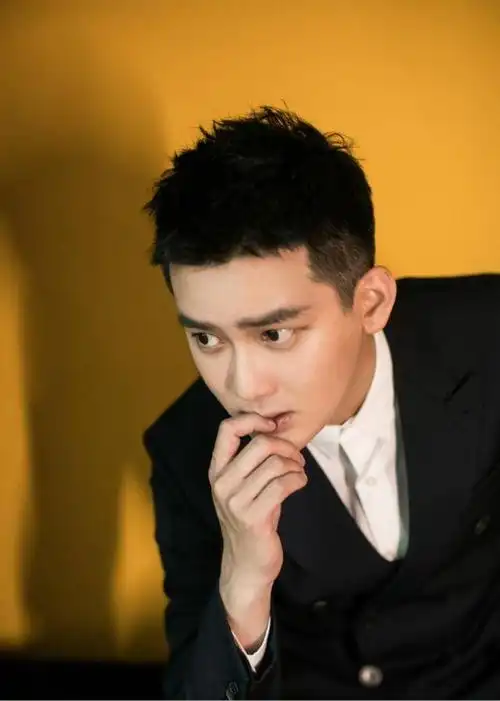 熊梓淇出席年度先生盛典 荣获年度综艺人物帅气领奖