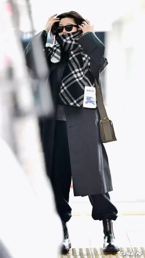 全智贤今日仁川机场街拍,受邀出席伦敦秋冬大秀的她,用一袭