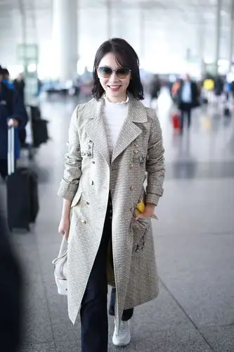 陈数穿着米白色大衣现身北京机场诠释优雅知性风