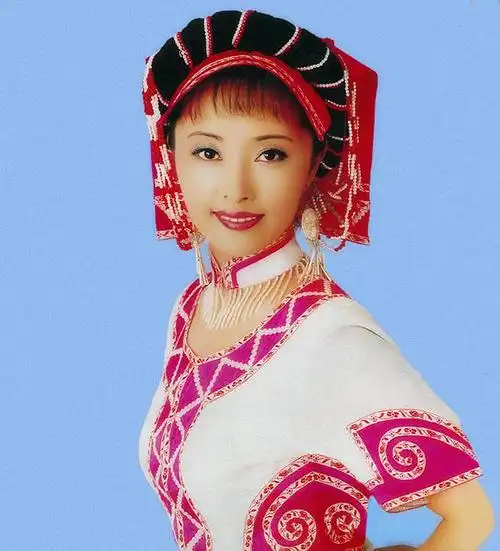 音色甜美,吐字清晰,表演质朴,是一名广大观众非常喜爱的少数民族歌唱