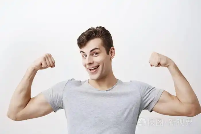 显示在他的手臂上的肌肉, 感到骄傲的是强壮和有力量, 说: 我是英雄