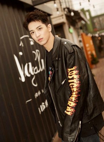 带你看看许魏洲的家家中装修简单接地气在家也不忘记锻炼