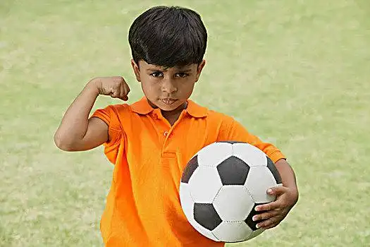小男孩,展示,肌肉,拿着,足球