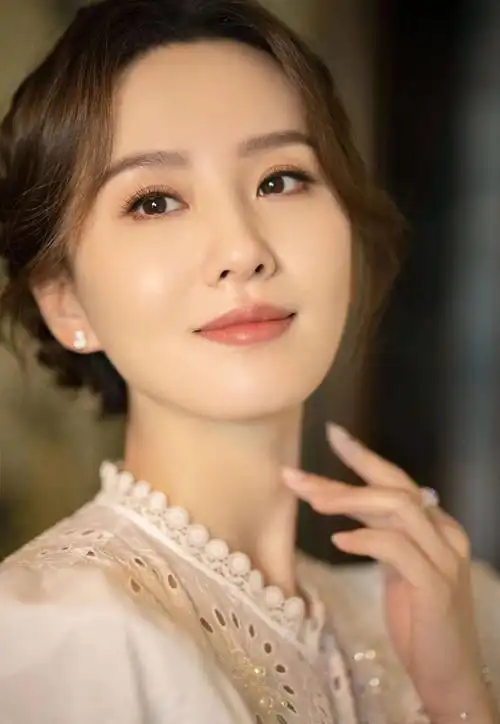 刘诗诗穿白色镂空长裙温婉可人笑容甜美优雅端庄