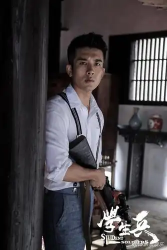 剧照孙绍龙《学生兵》军装端枪新浪娱乐讯 近日由演员张铎[微博]