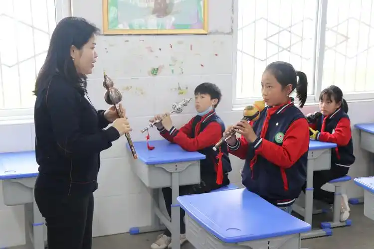 音乐老师袁慧娟教孩子们吹奏葫芦丝技巧