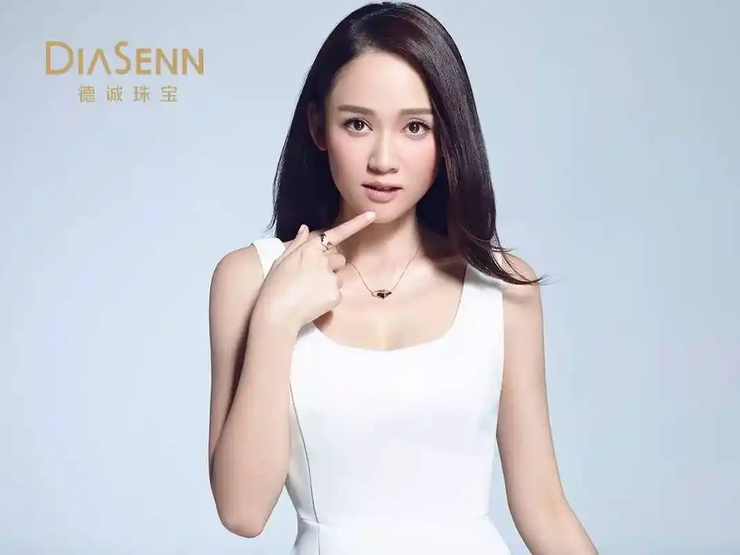 德诚珠宝以更宽的眼界,携手形象代言人——台湾偶像天后陈乔恩,演绎"