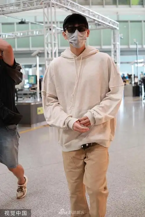 组图:陈飞宇帽子墨镜口罩全副武装 浅色系穿搭清爽帅气